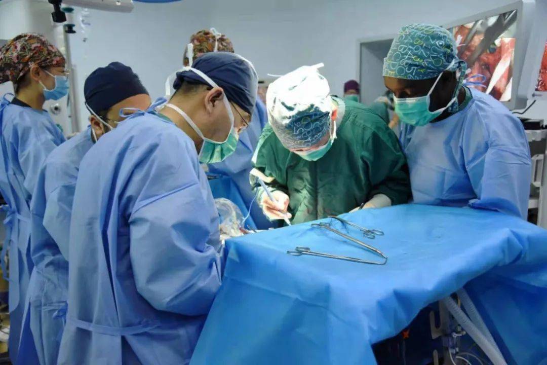 四川大學(xué)華西醫(yī)院周清華教授團(tuán)隊(duì)和云南省腫瘤醫(yī)院黃云超教授團(tuán)隊(duì)在云南省腫瘤醫(yī)院聯(lián)合開展復(fù)雜肺及縱膈手術(shù)直播