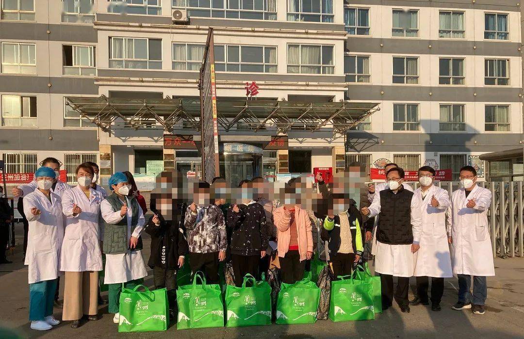 13名新冠肺炎確診患者從定點(diǎn)康復(fù)醫(yī)院出院包括蕞后兩位云南籍康復(fù)患者