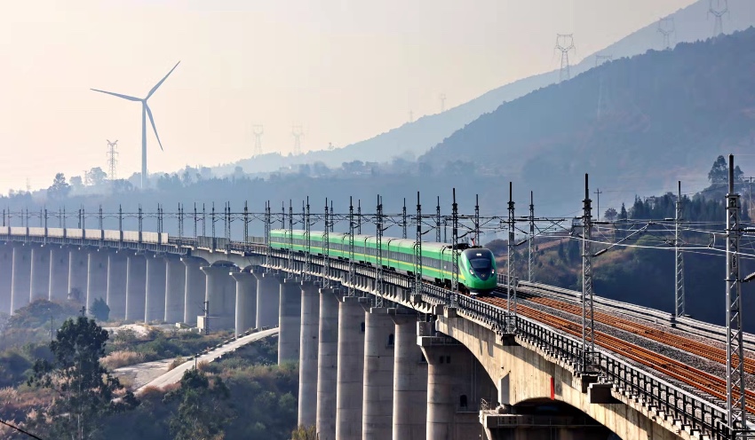 “綠巨人”來了！四川涼山州步入“動車時代”