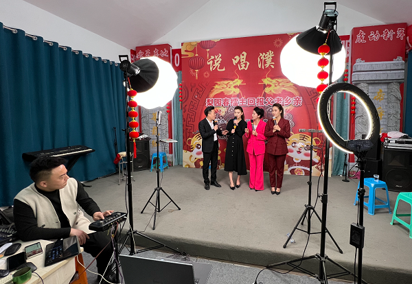 縣劇團送戲下鄉(xiāng)改抖音直播：每天10萬人圍觀一半是外省老鄉(xiāng)