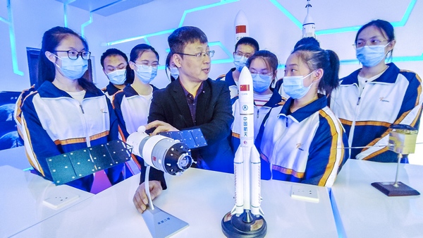 “天宮科堂”第二課開講啦！中國流動科技館黑龍江省齊齊哈爾站走進(jìn)齊齊哈爾中學(xué)